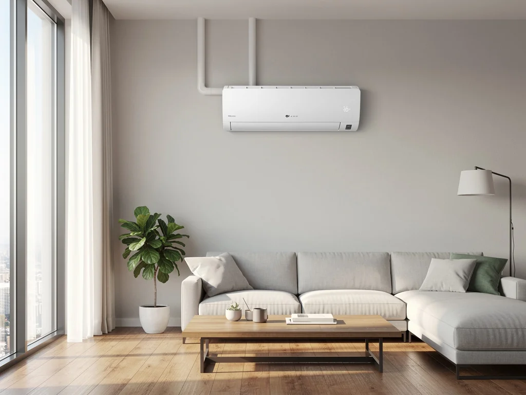 Split mural de climatisation réversible air-air posé dans un séjour lumineux